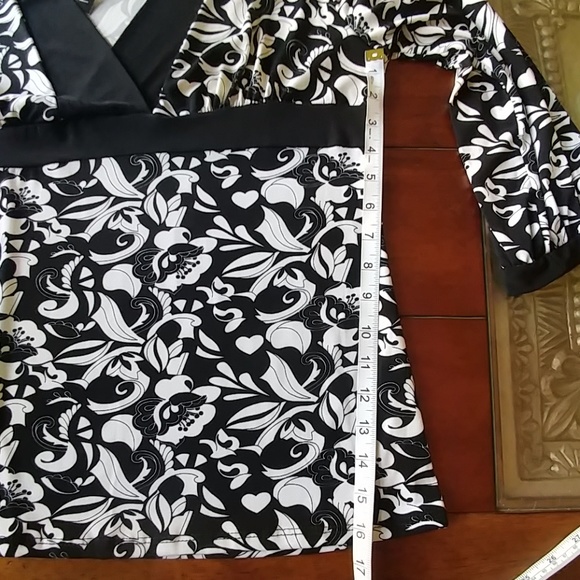 Fun black & white graphic print v neck XL - Picture 6 of 6